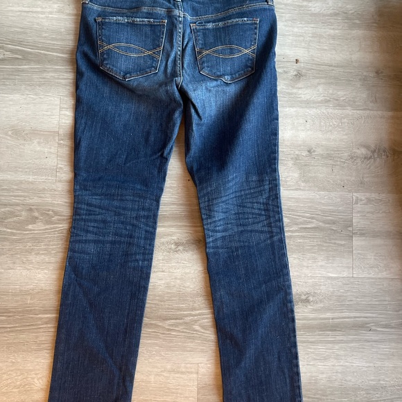 Selling my like brand new Abercrombie & Fitch blue jeans. Worn once. Size 6S - Picture 3 of 4